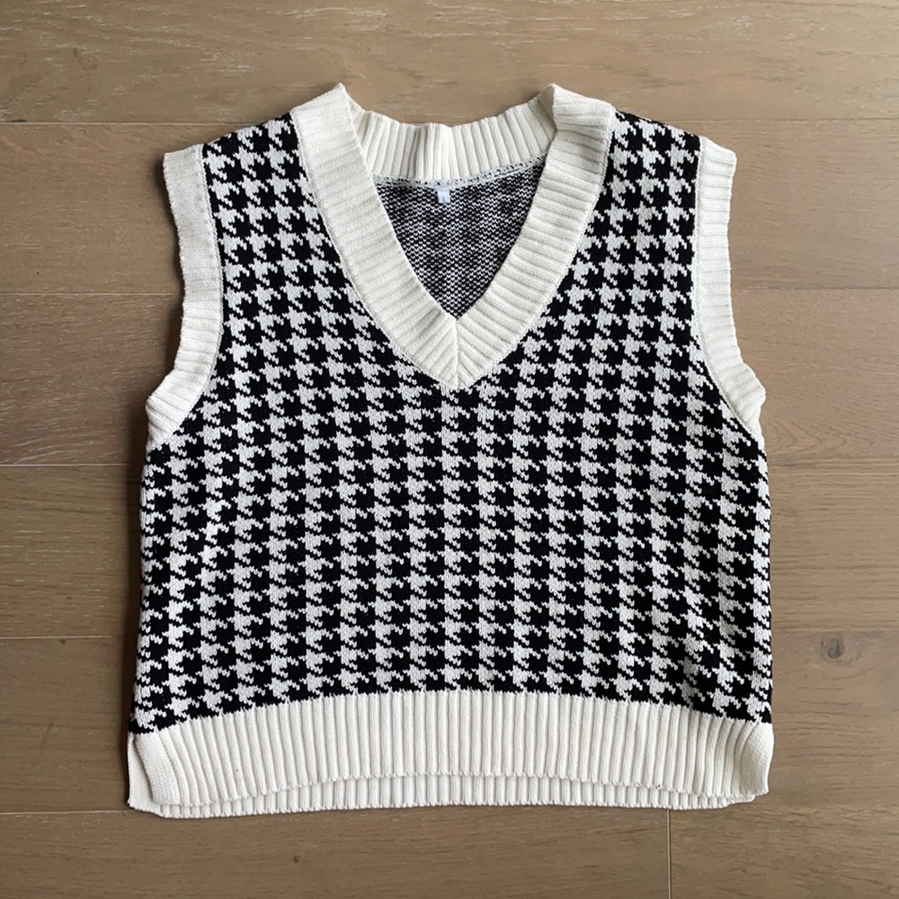 NEVER WORN HOUNDSTOOTH SWEATER VEST BLACK & CREAM